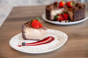 Chocolate caramel cheesecake with strawberries